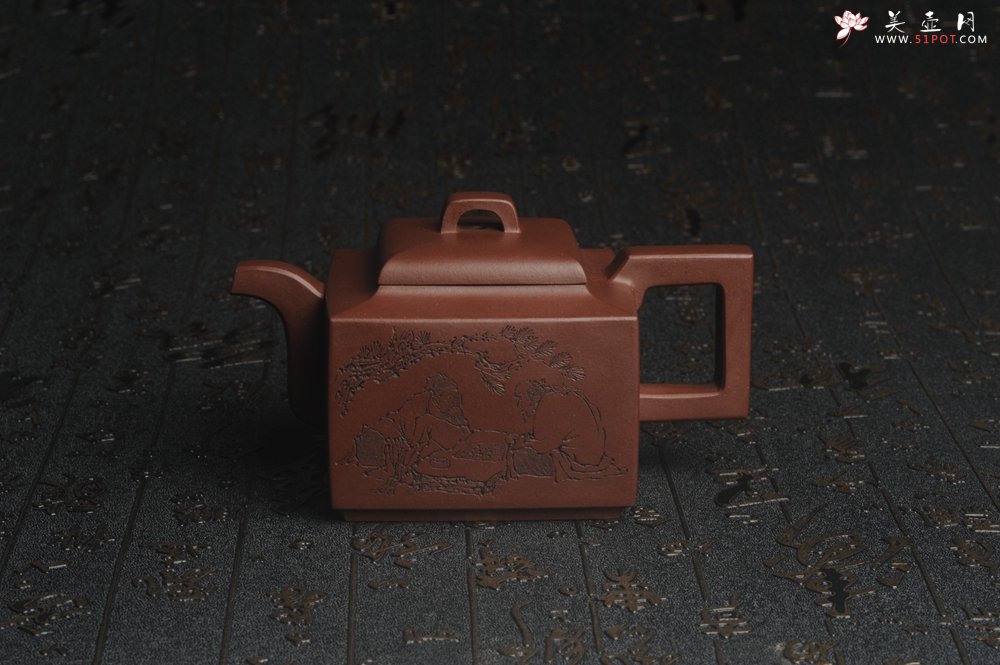 紫砂壶图片：全手工精致亚明四方壶 装饰对弈图 特文气 - 宜兴紫砂壶网