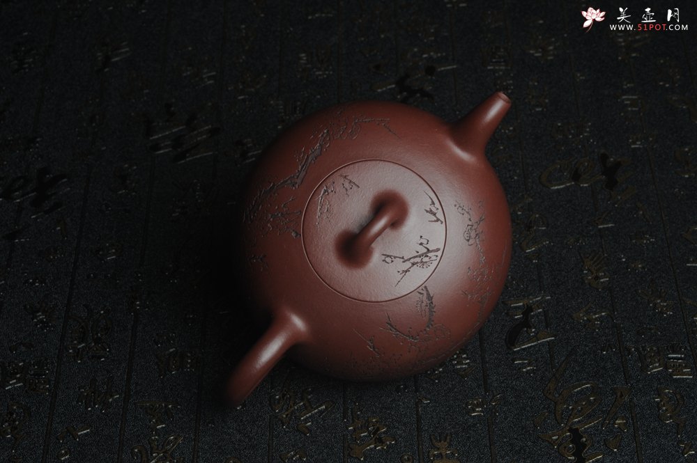 紫砂壶图片：油润底曹青 全手工半月 装饰梅花 特文气 - 宜兴紫砂壶网