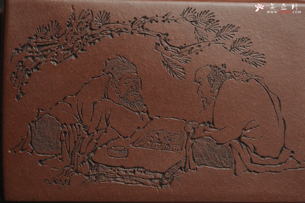 紫砂壶图片：全手工精致亚明四方壶 装饰对弈图 特文气 - 宜兴紫砂壶网