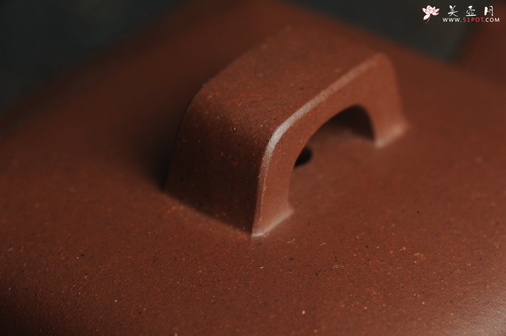 紫砂壶图片：全手工精致亚明四方壶 装饰对弈图 特文气 - 宜兴紫砂壶网