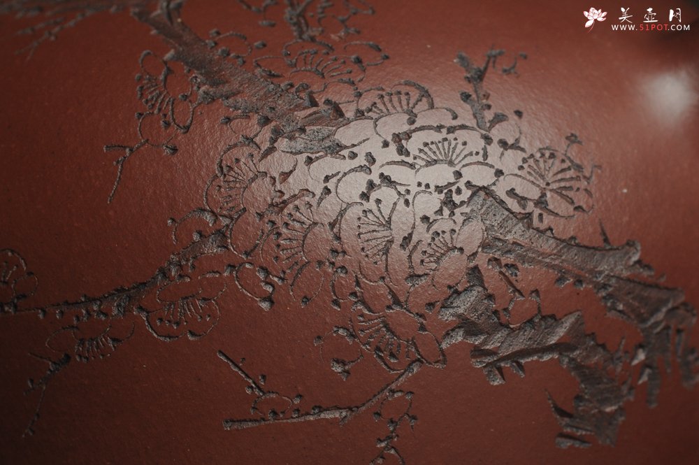 紫砂壶图片：油润底曹青 全手工半月 装饰梅花 特文气 - 宜兴紫砂壶网