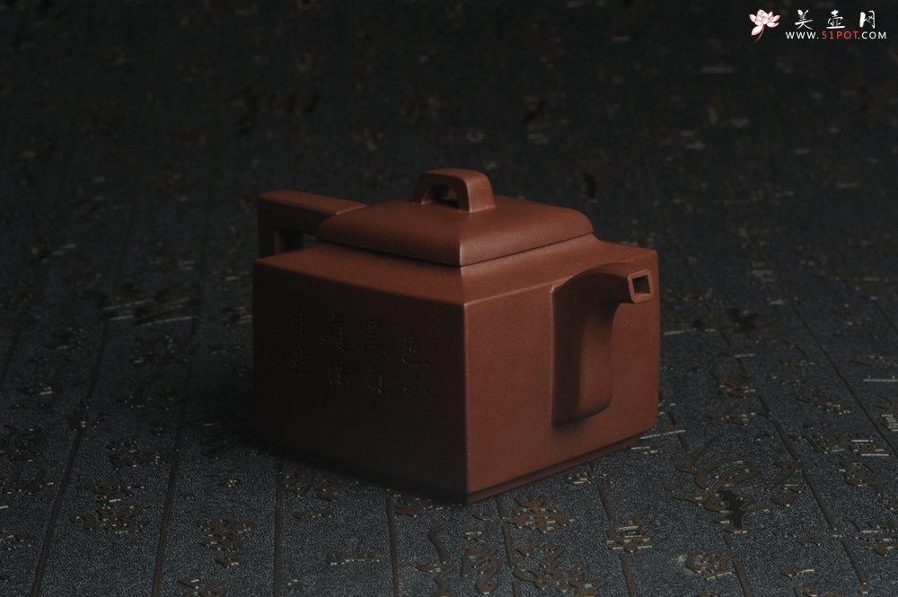 紫砂壶图片：全手工精致亚明四方壶 装饰对弈图 特文气 - 宜兴紫砂壶网