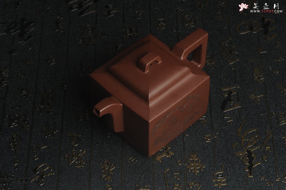 紫砂壶图片：全手工精致亚明四方壶 装饰对弈图 特文气 - 宜兴紫砂壶网