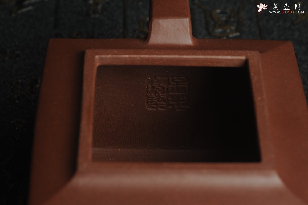 紫砂壶图片：全手工精致亚明四方壶 装饰对弈图 特文气 - 宜兴紫砂壶网