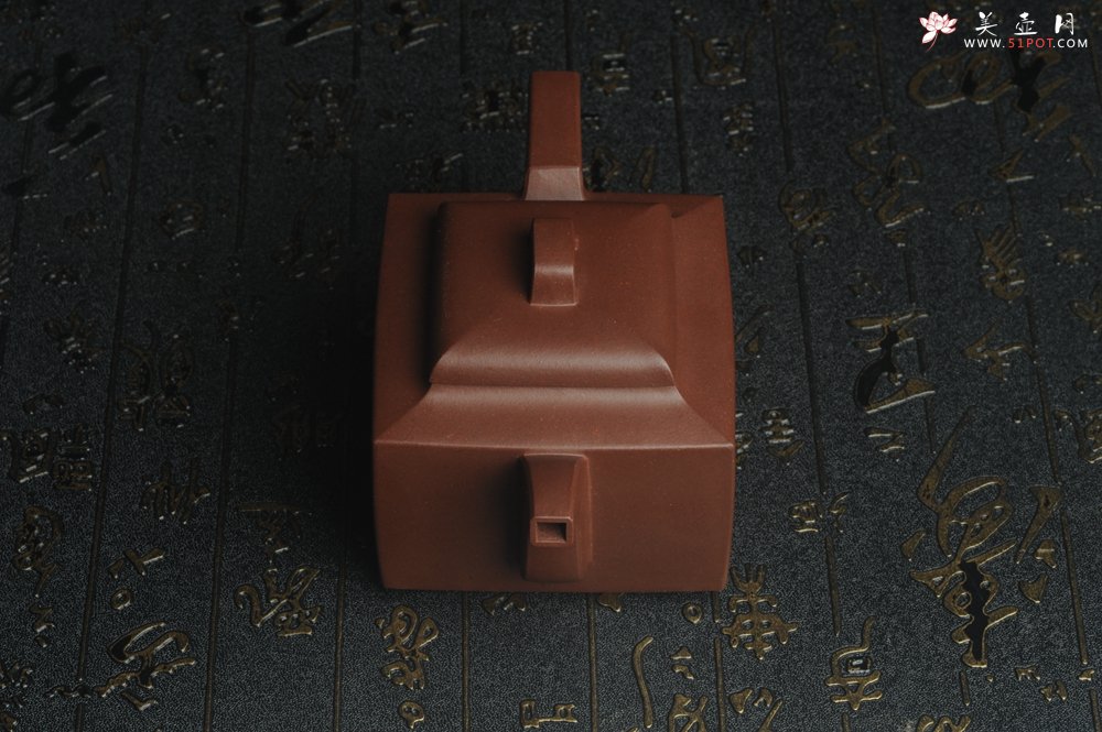 紫砂壶图片：全手工精致亚明四方壶 装饰对弈图 特文气 - 宜兴紫砂壶网