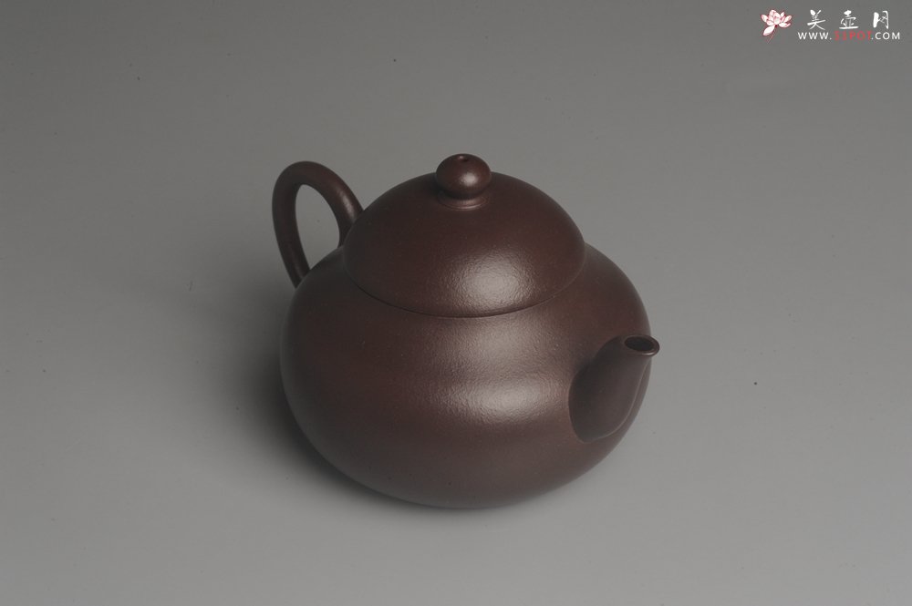 紫砂壶图片：实力派高工龚涛平摹古全手工薄胎老紫泥梨形 泥料特油润 收藏重器 - 宜兴紫砂壶网