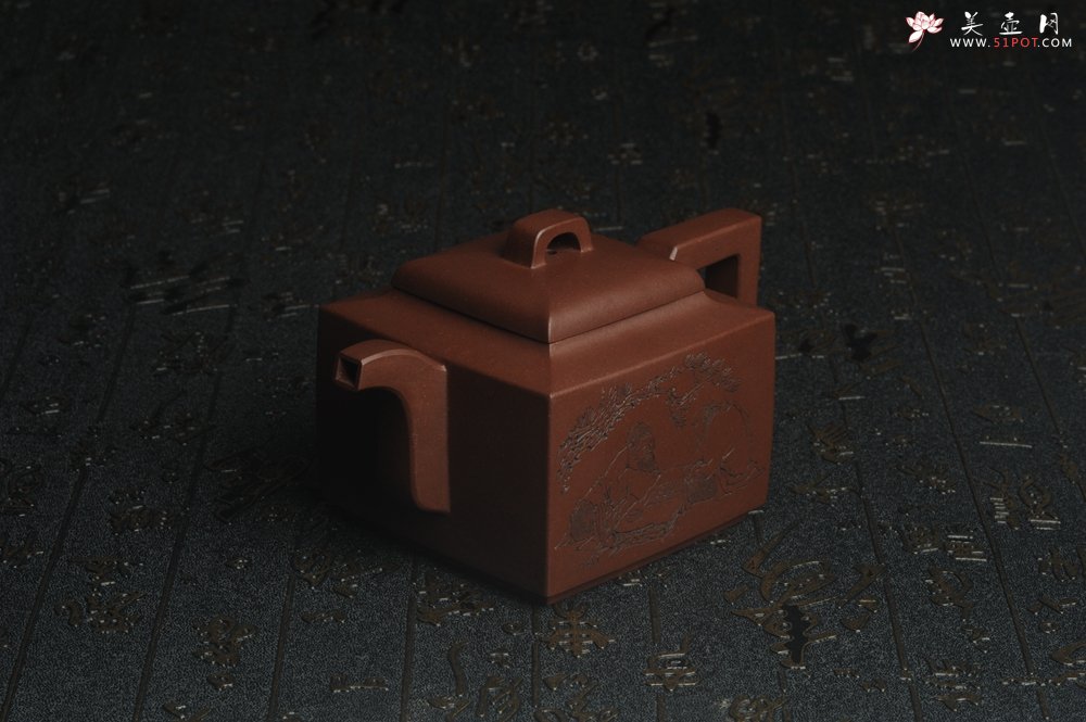 紫砂壶图片：全手工精致亚明四方壶 装饰对弈图 特文气 - 宜兴紫砂壶网