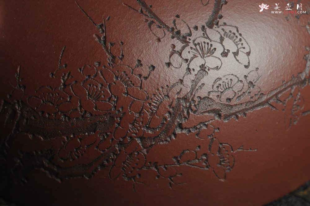 紫砂壶图片：油润底曹青 全手工半月 装饰梅花 特文气 - 宜兴紫砂壶网