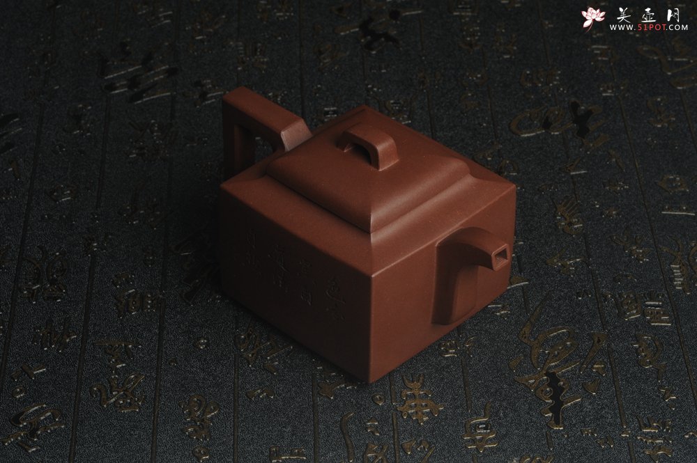 紫砂壶图片：全手工精致亚明四方壶 装饰对弈图 特文气 - 宜兴紫砂壶网