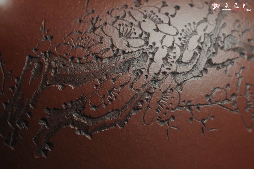 紫砂壶图片：油润底曹青 全手工半月 装饰梅花 特文气 - 宜兴紫砂壶网