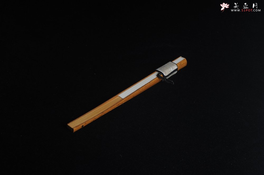 紫砂壶图片：自玩收藏级30年老凤眼扇骨 满天星老凤眼 9.5寸18方挑灯方 排口2.0少见 名家释普通法师书法 - 宜兴紫砂壶网