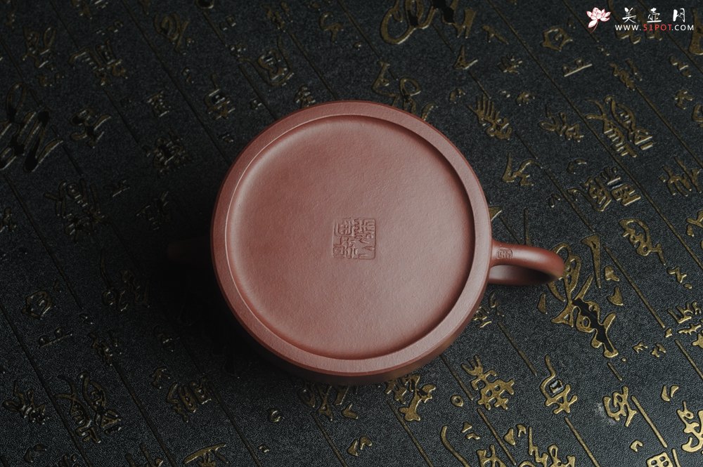 紫砂壶图片：油润底曹青 全手工半月 装饰梅花 特文气 - 宜兴紫砂壶网