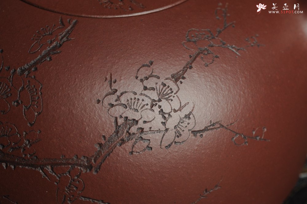 紫砂壶图片：油润底曹青 全手工半月 装饰梅花 特文气 - 宜兴紫砂壶网