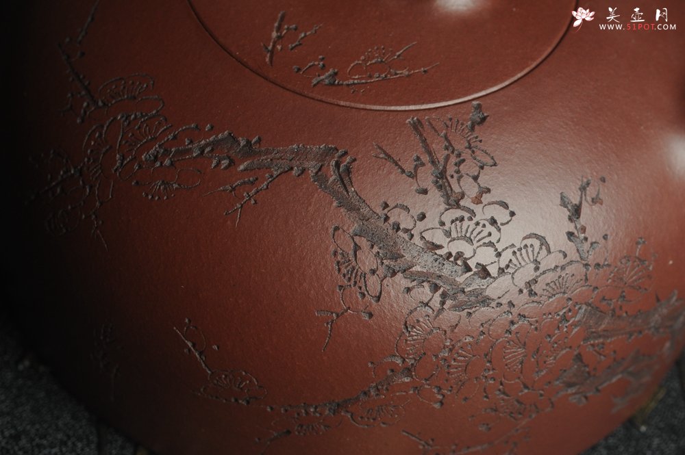 紫砂壶图片：油润底曹青 全手工半月 装饰梅花 特文气 - 宜兴紫砂壶网