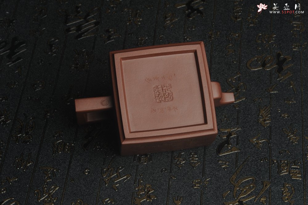 紫砂壶图片：全手工精致亚明四方壶 装饰对弈图 特文气 - 宜兴紫砂壶网