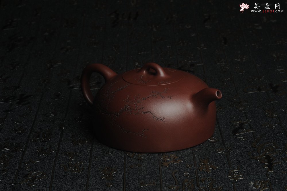 紫砂壶图片：油润底曹青 全手工半月 装饰梅花 特文气 - 宜兴紫砂壶网