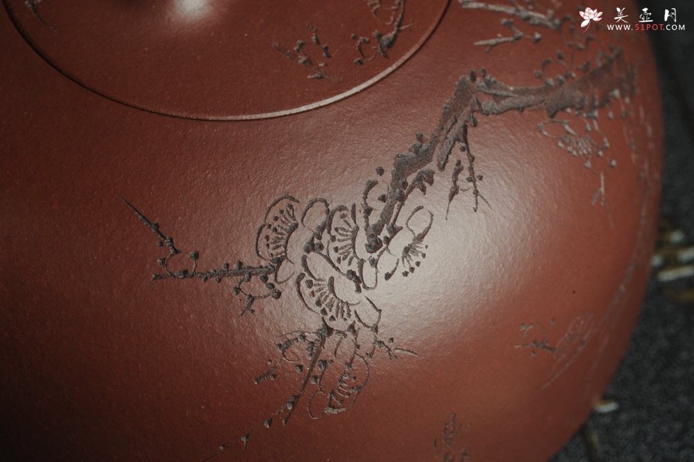 紫砂壶图片：油润底曹青 全手工半月 装饰梅花 特文气 - 宜兴紫砂壶网