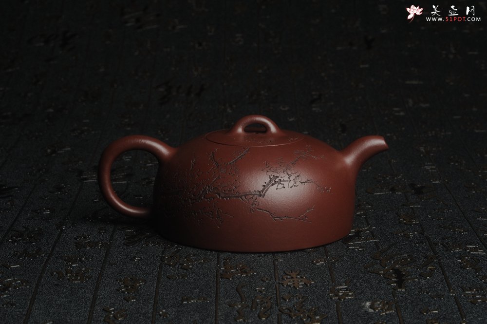 紫砂壶图片：油润底曹青 全手工半月 装饰梅花 特文气 - 宜兴紫砂壶网