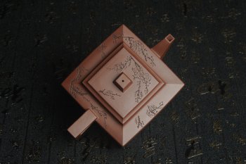 紫砂壶图片：全手工精致方山逸士壶 装饰通转梅花 特文气 - 宜兴紫砂壶网