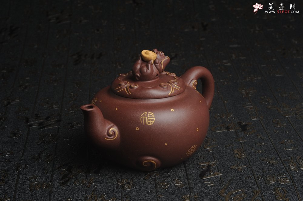 紫砂壶图片：美壶年底特惠 精工好泥福气金猪套壶 一壶二杯 出水如柱 高档包装 送礼佳品 - 宜兴紫砂壶网
