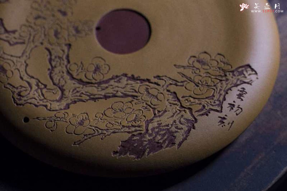 紫砂壶图片：毛国强入室弟子黄云初梅香文盘 干泡台 直径19cm 厚2cm 特文气 - 宜兴紫砂壶网