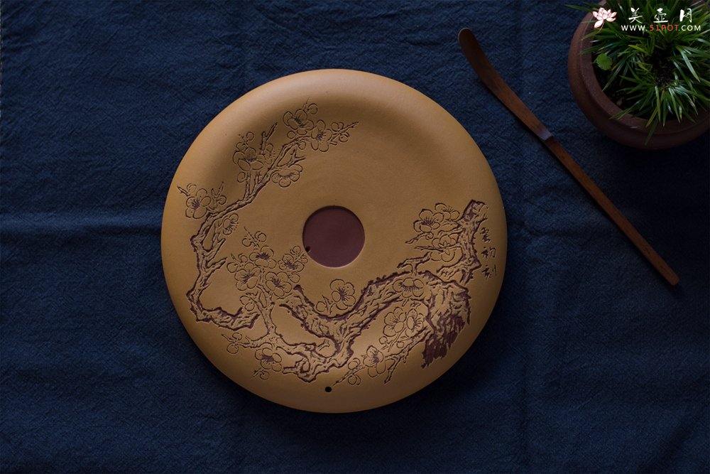紫砂壶图片：毛国强入室弟子黄云初梅香文盘 干泡台 直径19cm 厚2cm 特文气 - 宜兴紫砂壶网