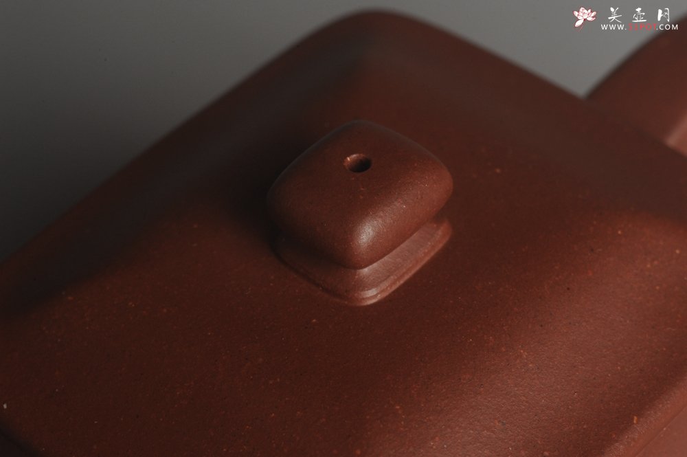 紫砂壶图片：实力派张海艳全手工原创特好底曹青四方纳福壶 线面挺括 大气 做工特好 - 宜兴紫砂壶网