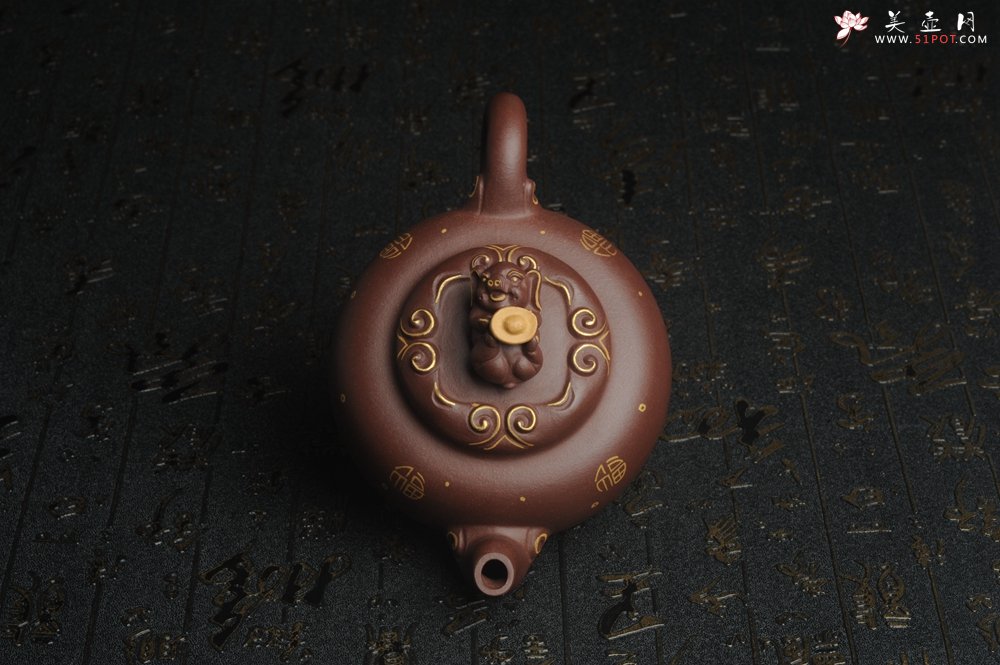 紫砂壶图片：美壶年底特惠 精工好泥福气金猪套壶 一壶二杯 出水如柱 高档包装 送礼佳品 - 宜兴紫砂壶网