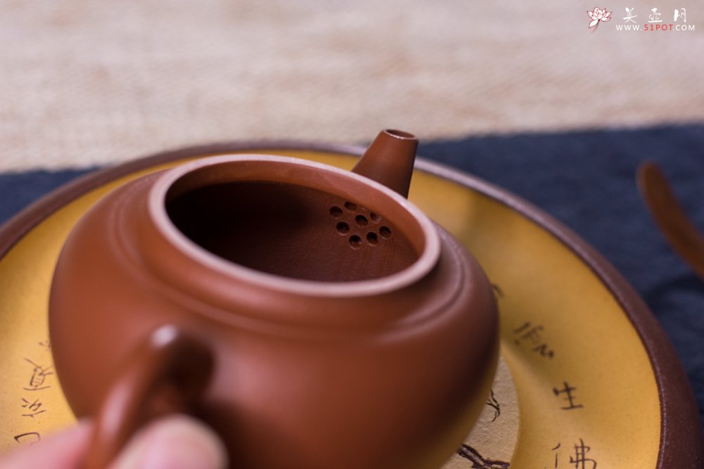 紫砂壶图片：毛国强入室弟子黄云初全手工朱泥仕圆壶 - 宜兴紫砂壶网