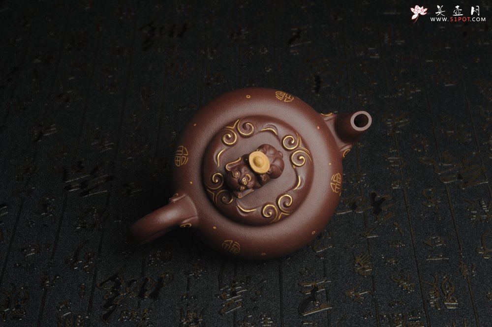 紫砂壶图片：美壶年底特惠 精工好泥福气金猪套壶 一壶二杯 出水如柱 高档包装 送礼佳品 - 宜兴紫砂壶网