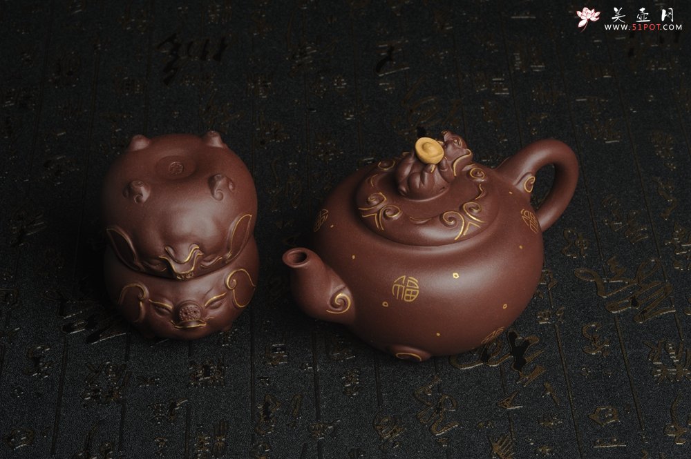 紫砂壶图片：美壶年底特惠 精工好泥福气金猪套壶 一壶二杯 出水如柱 高档包装 送礼佳品 - 宜兴紫砂壶网
