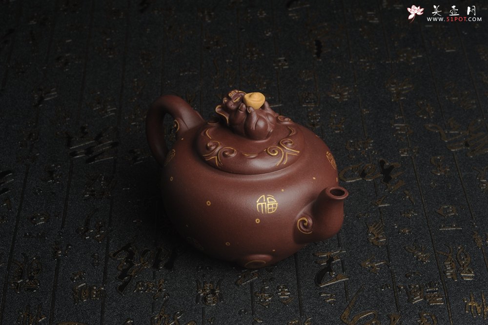 紫砂壶图片：美壶年底特惠 精工好泥福气金猪套壶 一壶二杯 出水如柱 高档包装 送礼佳品 - 宜兴紫砂壶网