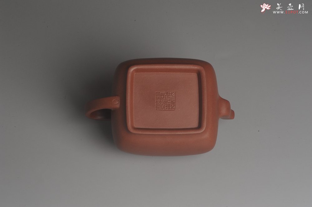 紫砂壶图片：实力派张海艳全手工原创特好底曹青四方纳福壶 线面挺括 大气 做工特好 - 宜兴紫砂壶网