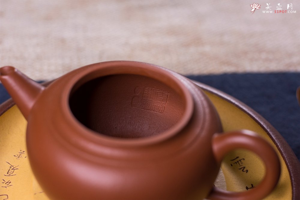 紫砂壶图片：毛国强入室弟子黄云初全手工朱泥仕圆壶 - 宜兴紫砂壶网