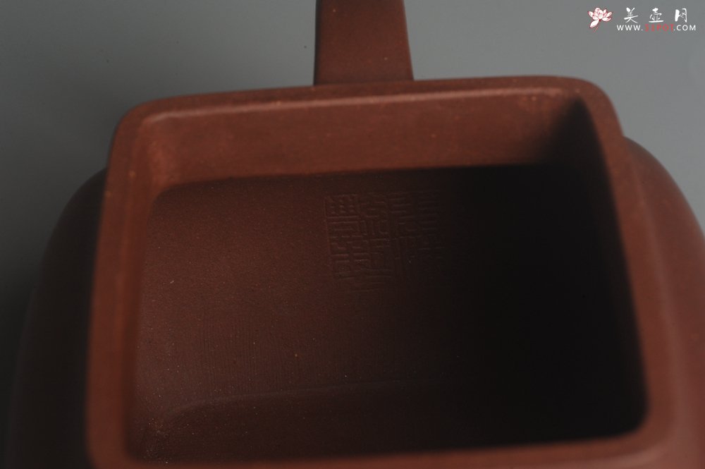 紫砂壶图片：实力派张海艳全手工原创特好底曹青四方纳福壶 线面挺括 大气 做工特好 - 宜兴紫砂壶网