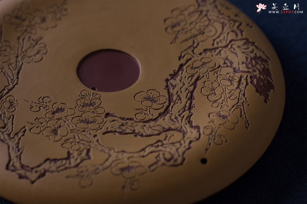 紫砂壶图片：毛国强入室弟子黄云初梅香文盘 干泡台 直径19cm 厚2cm 特文气 - 宜兴紫砂壶网