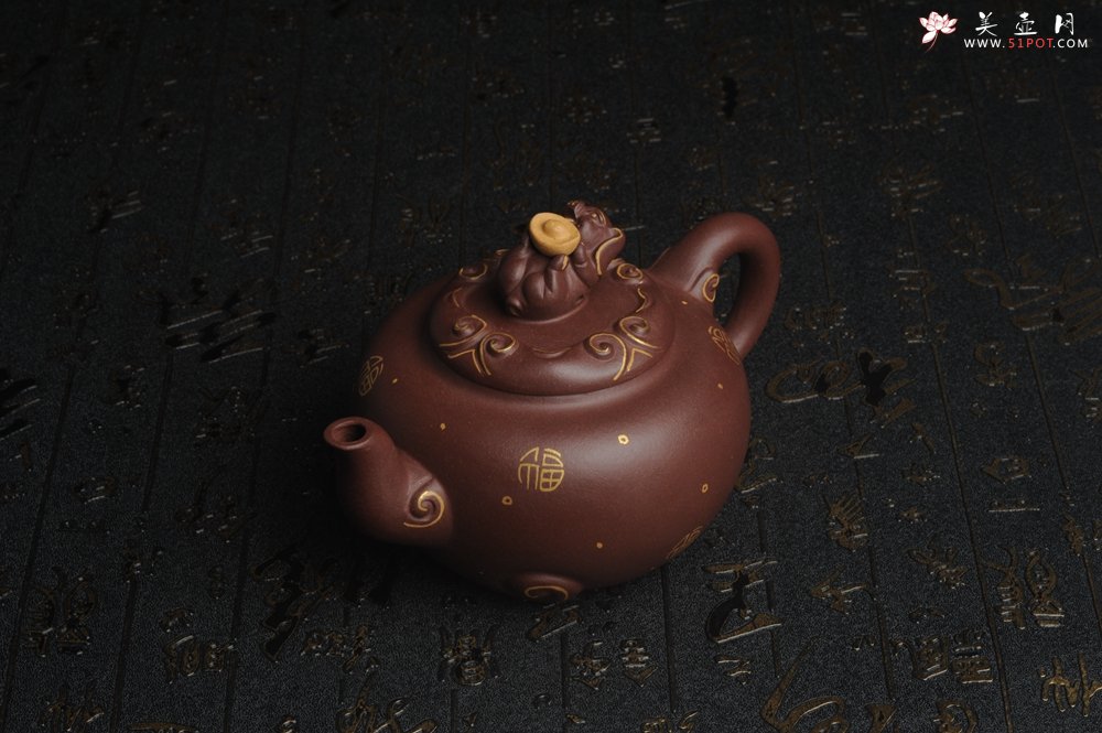 紫砂壶图片：美壶年底特惠 精工好泥福气金猪套壶 一壶二杯 出水如柱 高档包装 送礼佳品 - 宜兴紫砂壶网