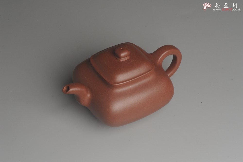 紫砂壶图片：实力派张海艳全手工特好底曹青传炉壶 线面挺括 大气 做工特好 - 宜兴紫砂壶网