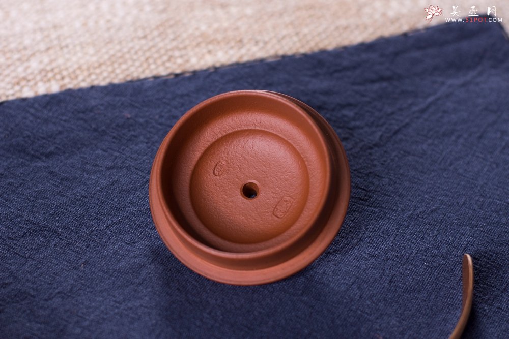 紫砂壶图片：毛国强入室弟子黄云初全手工朱泥仕圆壶 - 宜兴紫砂壶网