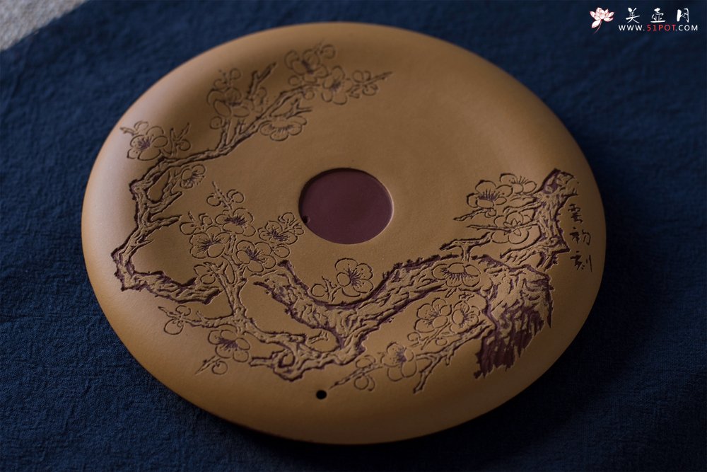 紫砂壶图片：毛国强入室弟子黄云初梅香文盘 干泡台 直径19cm 厚2cm 特文气 - 宜兴紫砂壶网