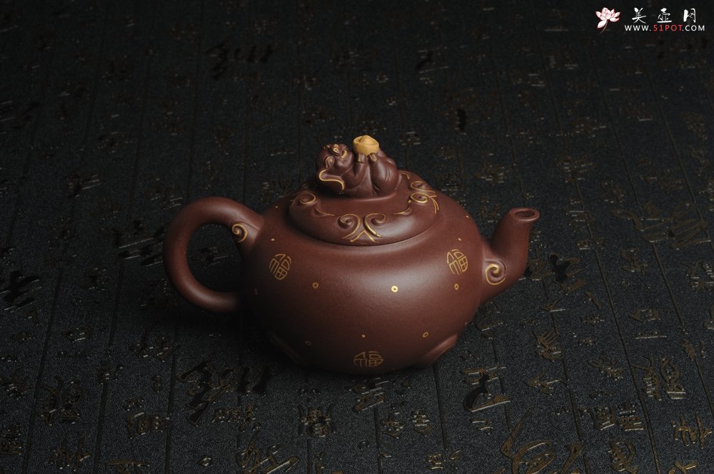 紫砂壶图片：美壶年底特惠 精工好泥福气金猪套壶 一壶二杯 出水如柱 高档包装 送礼佳品 - 宜兴紫砂壶网