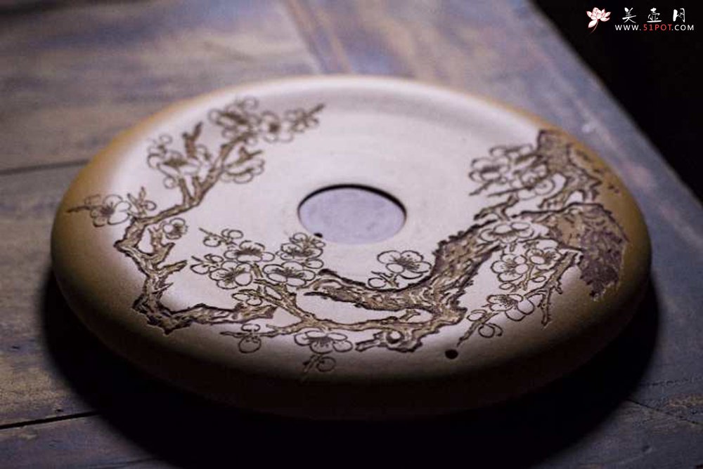 紫砂壶图片：毛国强入室弟子黄云初梅香文盘 干泡台 直径19cm 厚2cm 特文气 - 宜兴紫砂壶网