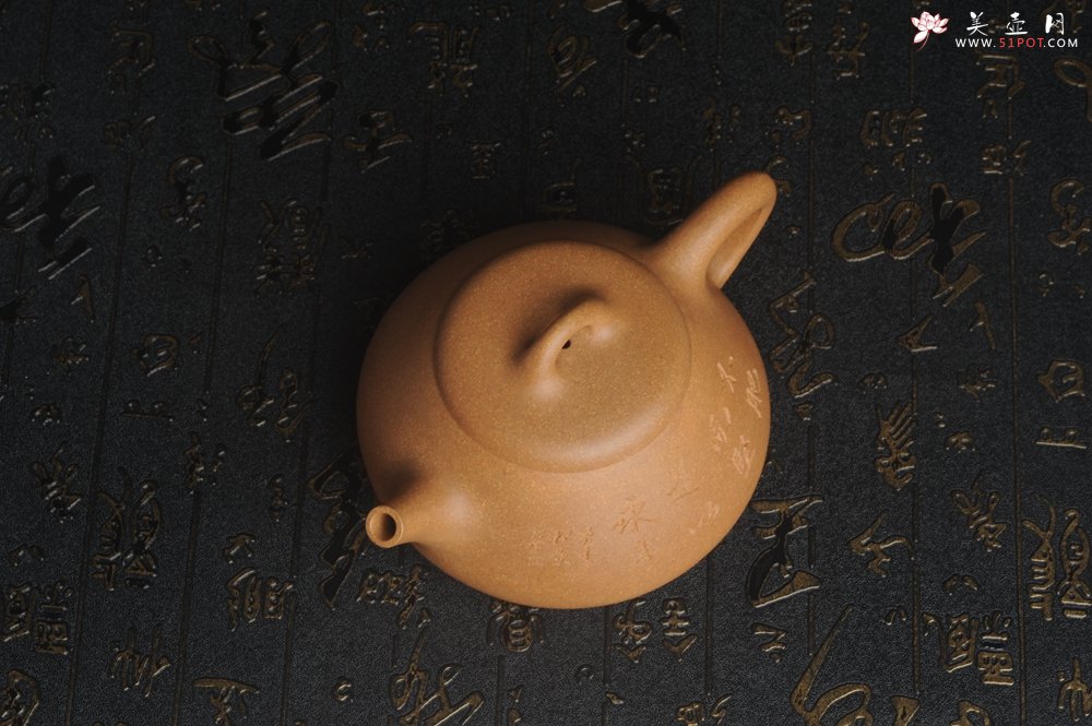 紫砂壶图片：油润老段泥(此泥料属于家藏老料！油润无比，识者自知！)全手工曼生石瓢 助工精心装饰 特文气 - 宜兴紫砂壶网