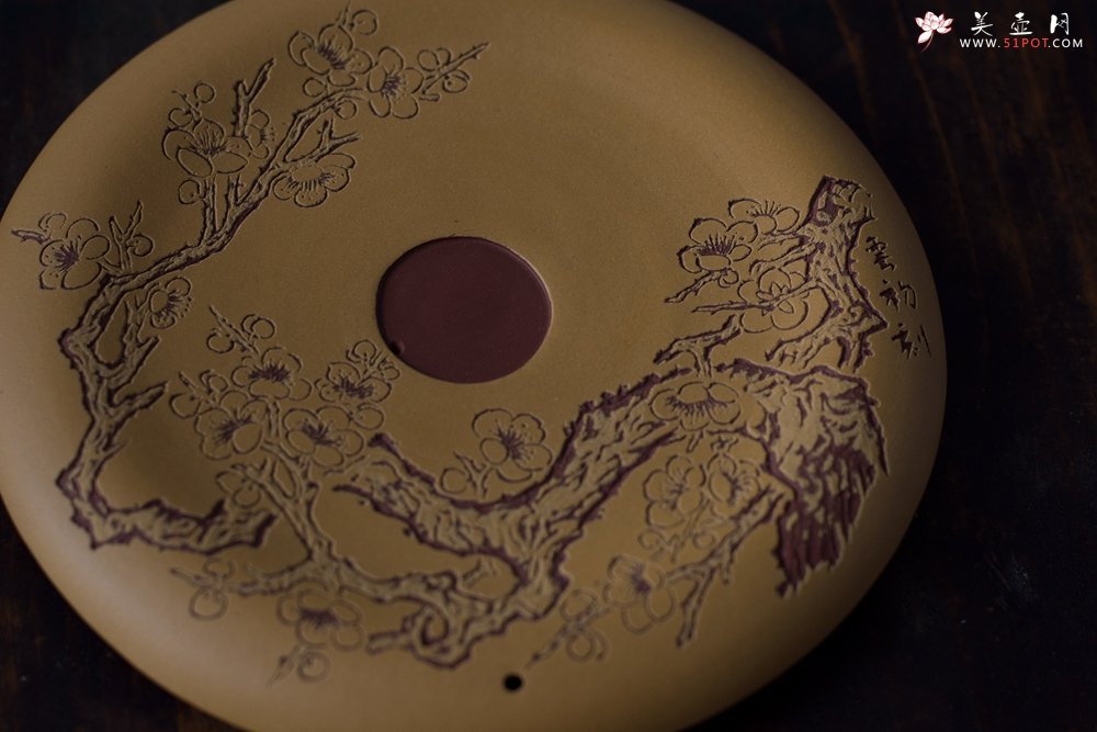 紫砂壶图片：毛国强入室弟子黄云初梅香文盘 干泡台 直径19cm 厚2cm 特文气 - 宜兴紫砂壶网