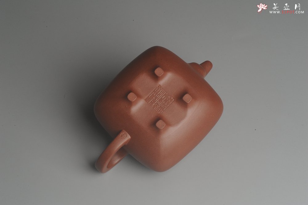 紫砂壶图片：实力派张海艳全手工特好底曹青传炉壶 线面挺括 大气 做工特好 - 宜兴紫砂壶网