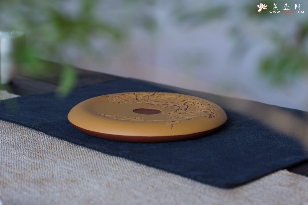 紫砂壶图片：毛国强入室弟子黄云初梅香文盘 干泡台 直径19cm 厚2cm 特文气 - 宜兴紫砂壶网