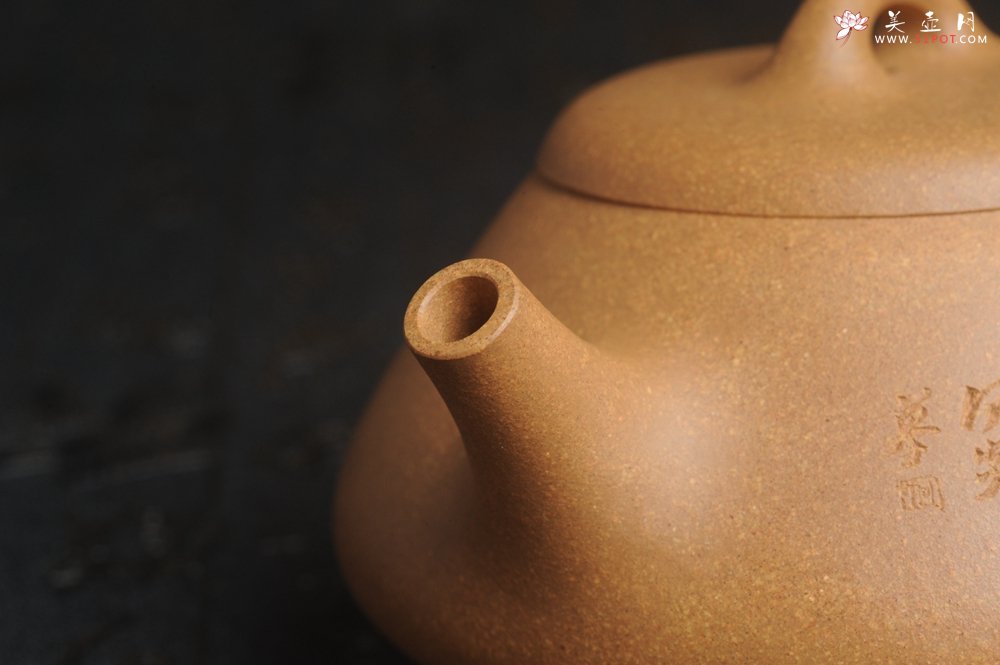 紫砂壶图片：油润老段泥(此泥料属于家藏老料！油润无比，识者自知！)全手工曼生石瓢 助工精心装饰 特文气 - 宜兴紫砂壶网