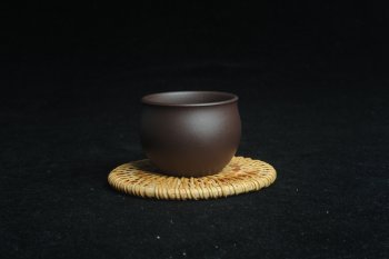 紫砂壶图片：优质老紫泥精致手工品茗杯大号主人杯 茶人醉爱 - 宜兴紫砂壶网