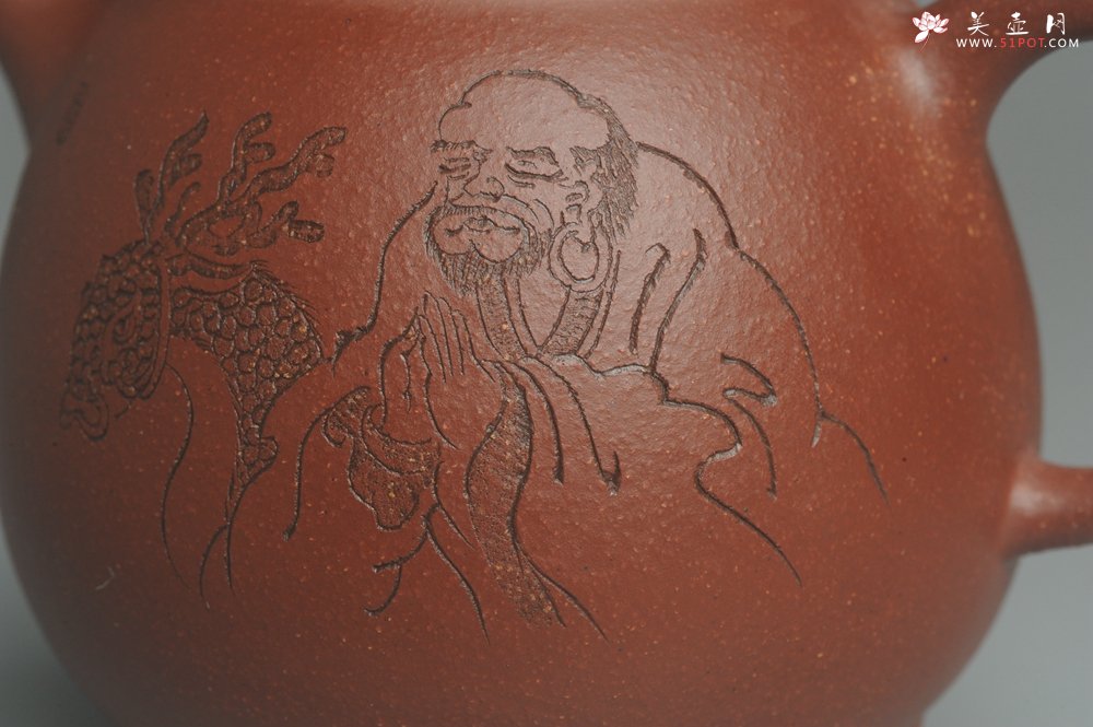 紫砂壶图片：美壶特惠 助工精工降坡泥三足牛盖壶 装饰人物特文气 - 宜兴紫砂壶网