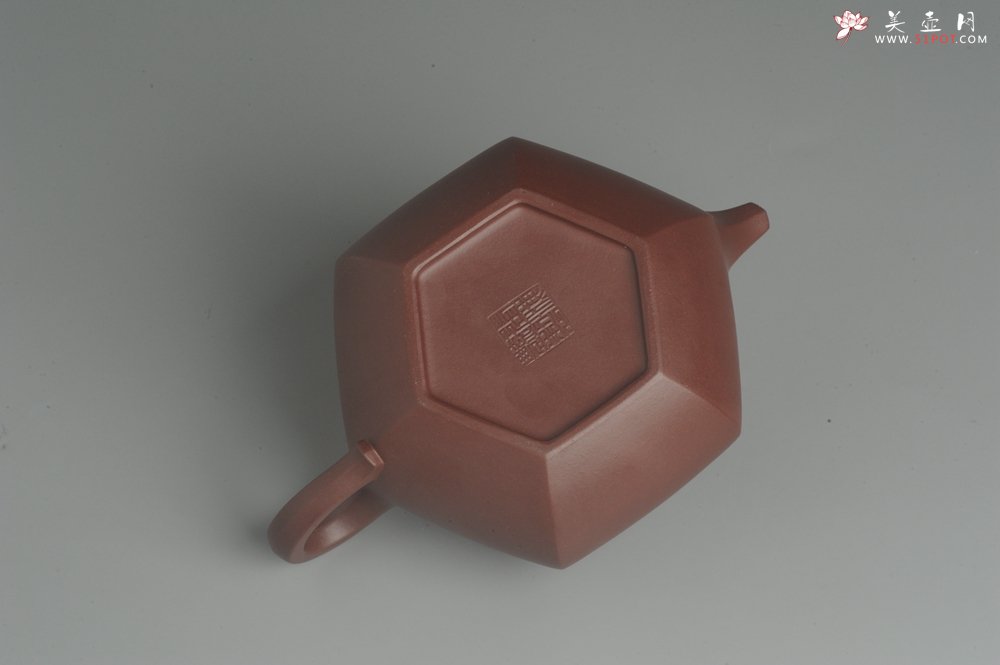 紫砂壶图片：实力派张海艳全手工精工油润底曹青六方仿古壶 气势磅礴 线面挺括平正 - 宜兴紫砂壶网